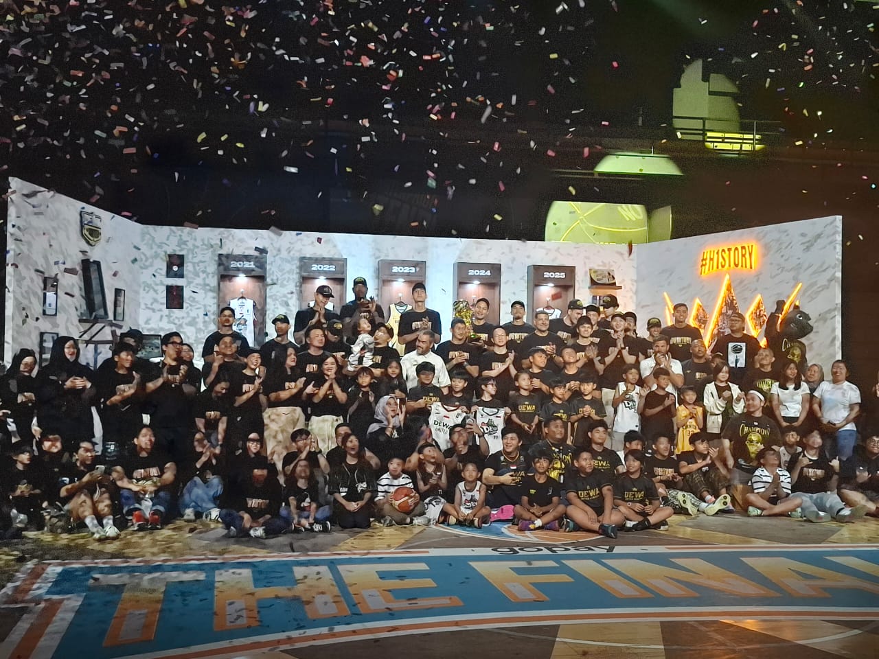 Dewa United Banten melakukan perayaan juara IBL 2025.