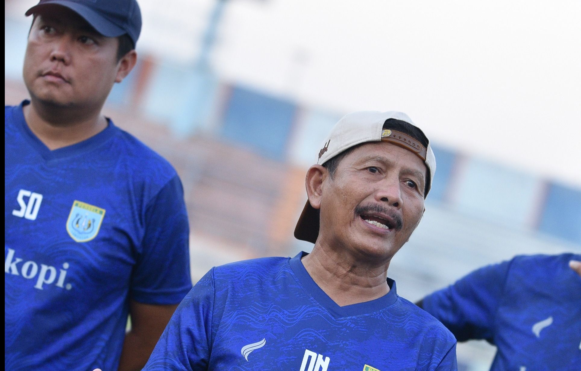 Djadjang Nurdjaman saat Persela latihan perdana di Stadion Surajaya pada 6 Juli 2023