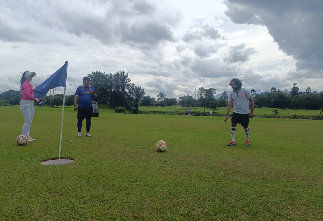 Ketua Umun FFGI, Amrit Punjabi (putih)