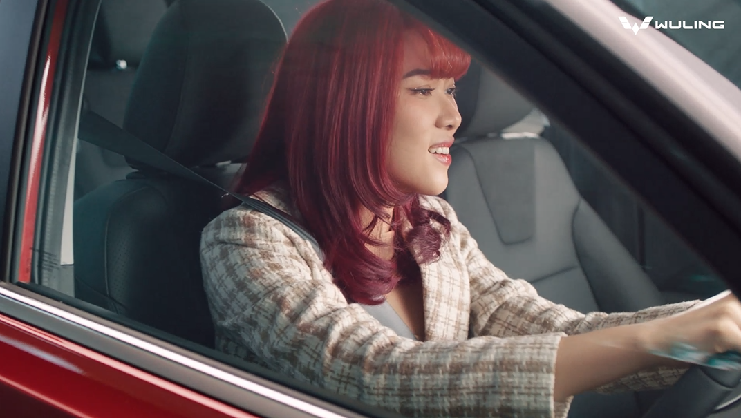 Isyana Sarasvati menyanyikan Freedom to Drive sambil mengendarai Wuling Alvez (Dok. Wuling Motors).