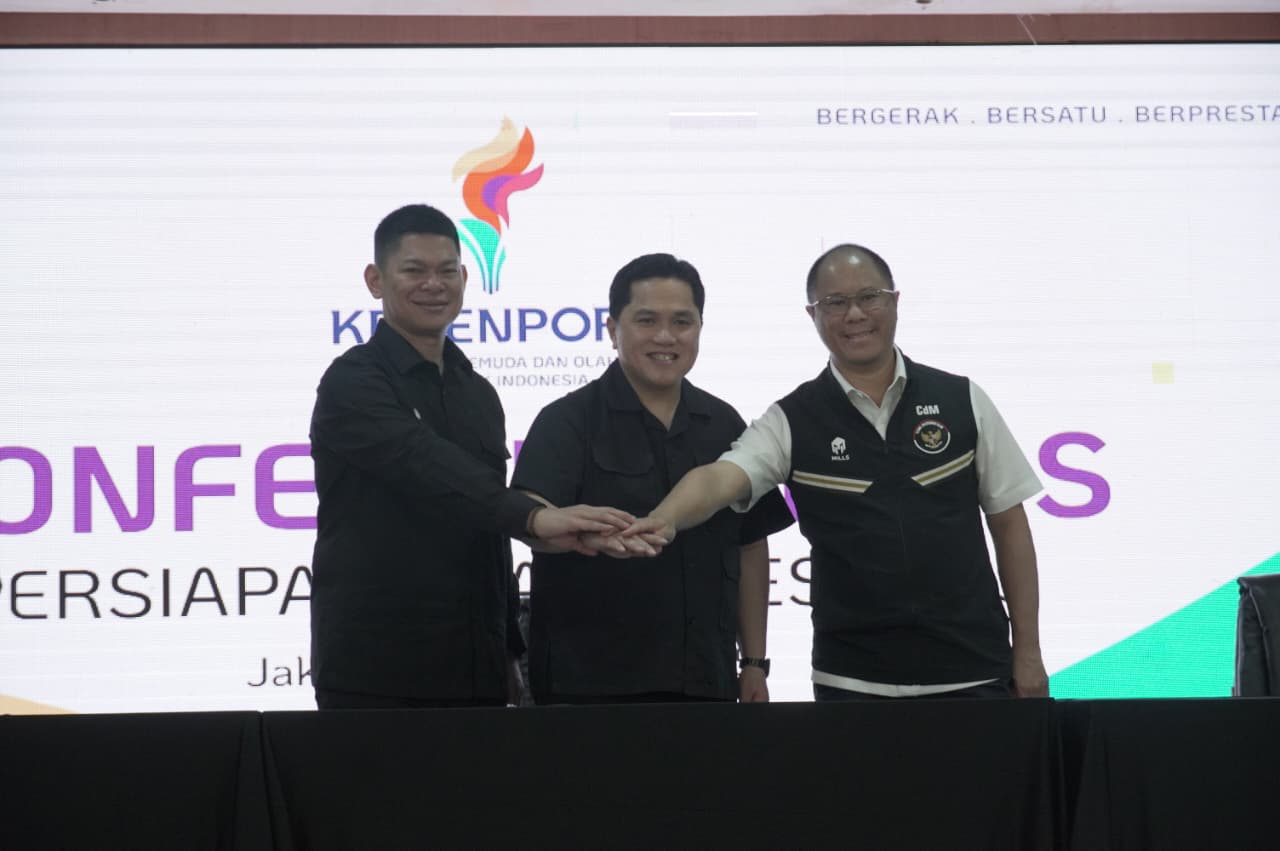 Ketua Umum NOC Indonesia, Raja Sapta Oktohari (Kiri), Menpora Erick Thohir (tengah), Chief de Mission SEA Games 2025,Bayu Priawan Djokosoetono dalam Konferensi Pers Persiapan SEA Games 2025 (Foto: Uut Kaharudin/Skor.id)
