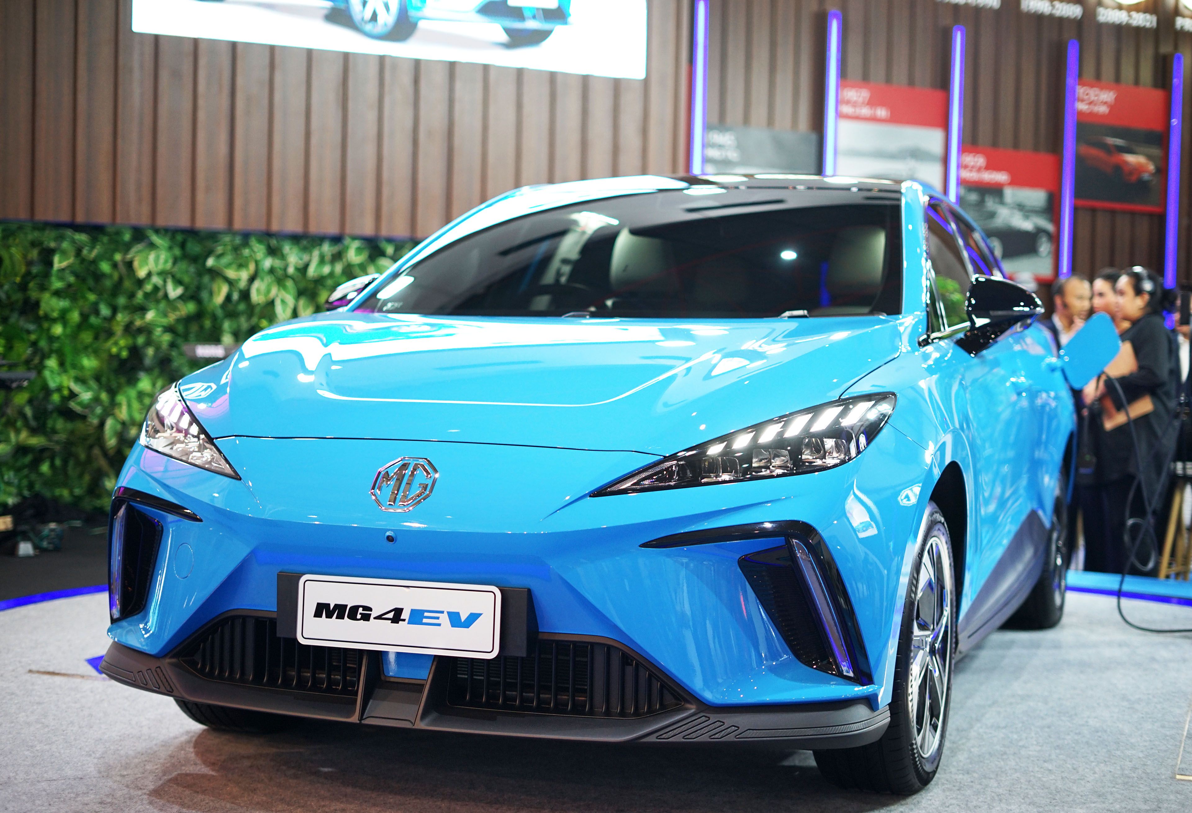 Mobil listrik MG4 EV bisa menghantarkan daya listrik ke medium lainnya melalui teknologi V2L. (Dok. MG Motor Indonesia).