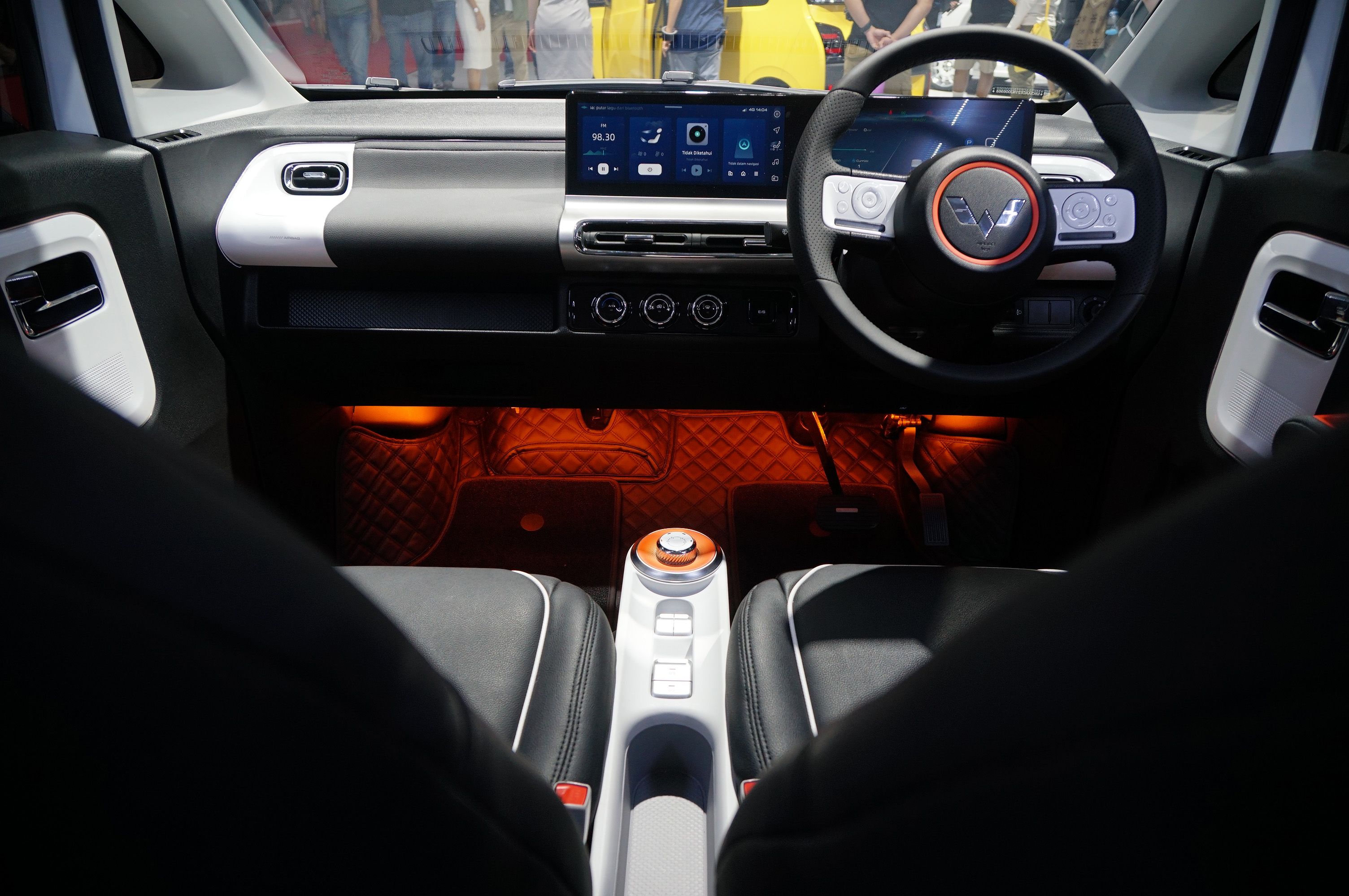 Nuansa hitam dan oranye terasa di dalam kabin Wuling Air ev dengan aksen emboss karbon putih berbahan sintetis (Dok. Wuling Motors)