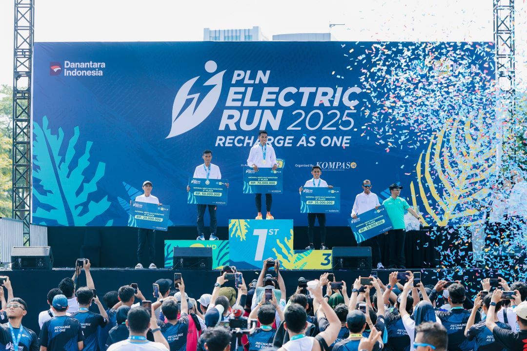 Penyerahan hadiah PLN Electric Run 2025 (Istimewa)