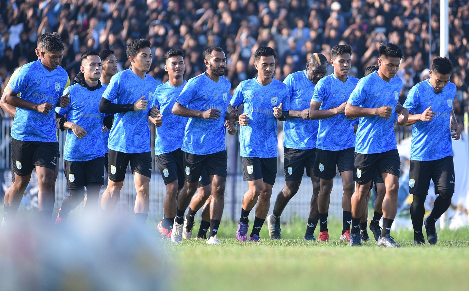 Para pemain Persela dalam latihan perdana di Stadion Surajaya pada 6 Juli 2023.