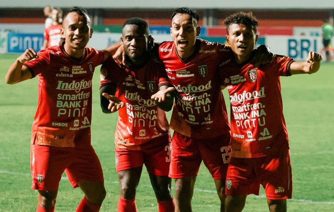 Irfan Jaya, Privat Mbarga, Novri Setiawan dan Hendra Adi Bayauw (kiri ke kanan) merayakan gol untuk Bali United ke gawang Persib Bandung di Liga 1 2022-2023, Februari 2023.Instagram Bali United (@baliunitedfc)