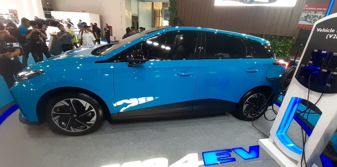 Mobil listrik MG4 EV (tampak samping_ dipamerkan dalam PEVS 2023 di JIExpo Kemayoran (Kunta Bayu Waskita/Skor.id).