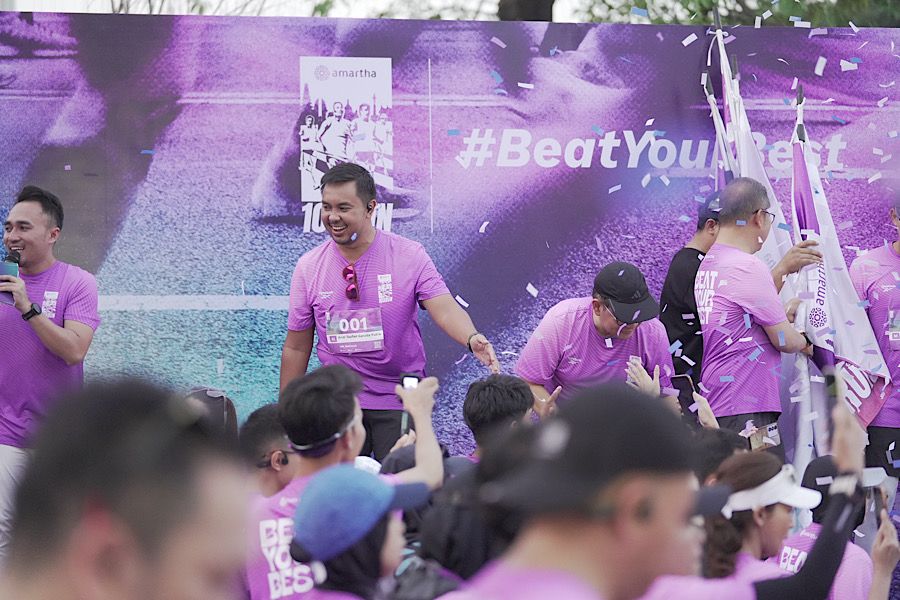 Presiden Amartha, Andi Taufan Garuda Putra, bersama Gubernur Daerah Khusus Jakarta, Pramono Anung, melakukan flag off sebagai pertanda dimulainya race Amartha 10X Run 2025 di Plaza Barat GBK, Minggu (28/9/2025). (Foto: Yogie Gandanaya/Skor.id)