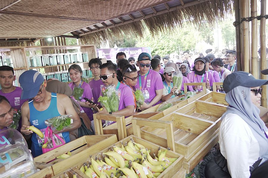 Buah dan sayur yang bisa dibawa para peserta setelah menyelesaikan tantangan lari di Amartha 10X Run 2025. (Foto: Yogie Gandanaya/Skor.id)