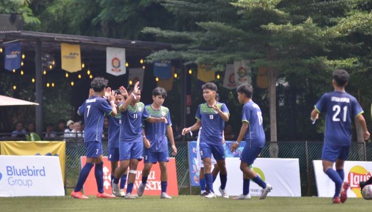 Selebrasi para pemain TSI.