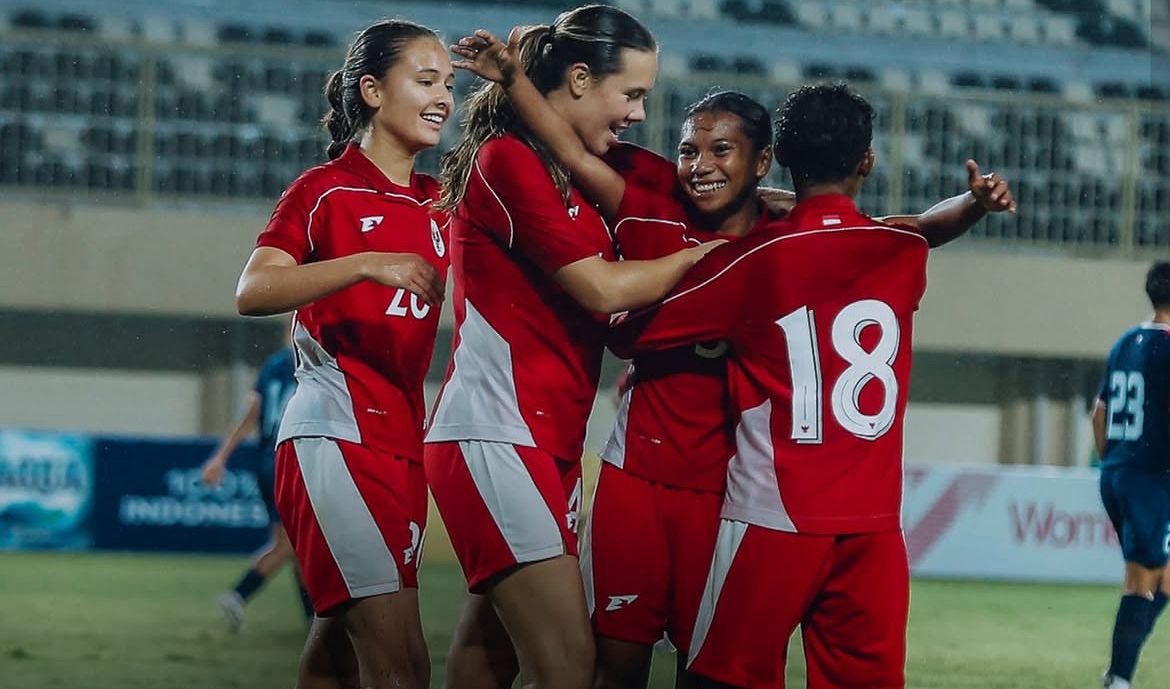 Para pemain Timnas putri Indonesia merayakan gol saat mengalahkan Nepal pada pertandingan uji coba dalam FIFA Matchday Women's di Stadion Maguwoharjo, Sleman, pada 26 November 2025. (Instagram Timnas Indonesia)