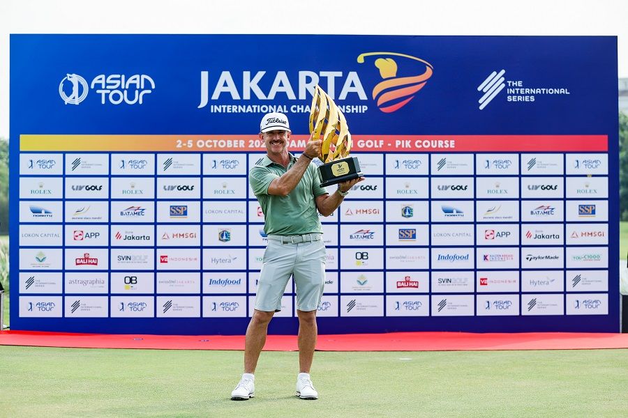 Pegolf asal Australia, Wade Ormsby, berpose dengan trofi Jakarta International Championship 2025 di Damai Indah Golf PIK Course, Jakarta, pada 5 Oktober 2025. (Dok. Media JAKIC 2025)