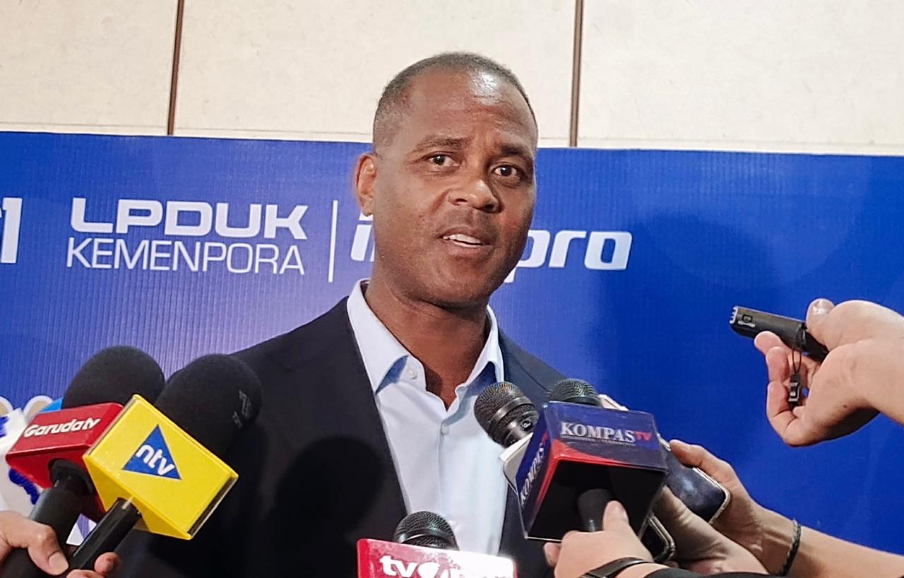 Pelatih Timnas Indonesia, Patrick Kluivert, memberikan keterangan kepada awak media setelah menghadiri National Coach Conference 2025 di JIS, Jakarta, 18 Juli 2025. (Taufani Rahmanda/Skor.id)