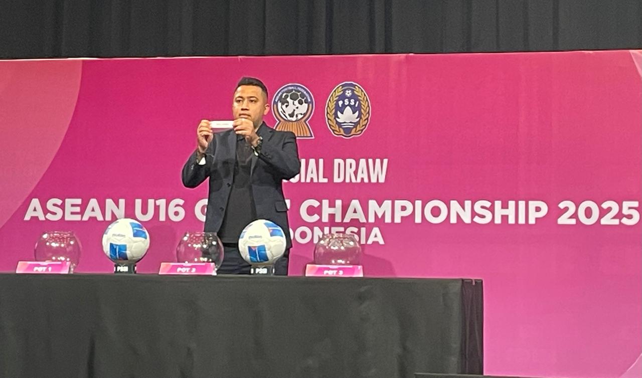 Anggota Exco PSSI, Muhammad, menjadi perwakilan untuk pengundian grup Piala AFF Wanita U-16 2025 atau ASEAN U-16 Girls Championship 2025 di Jakarta pada 21 Juli 2025. (Taufani Rahmanda/Skor.id)