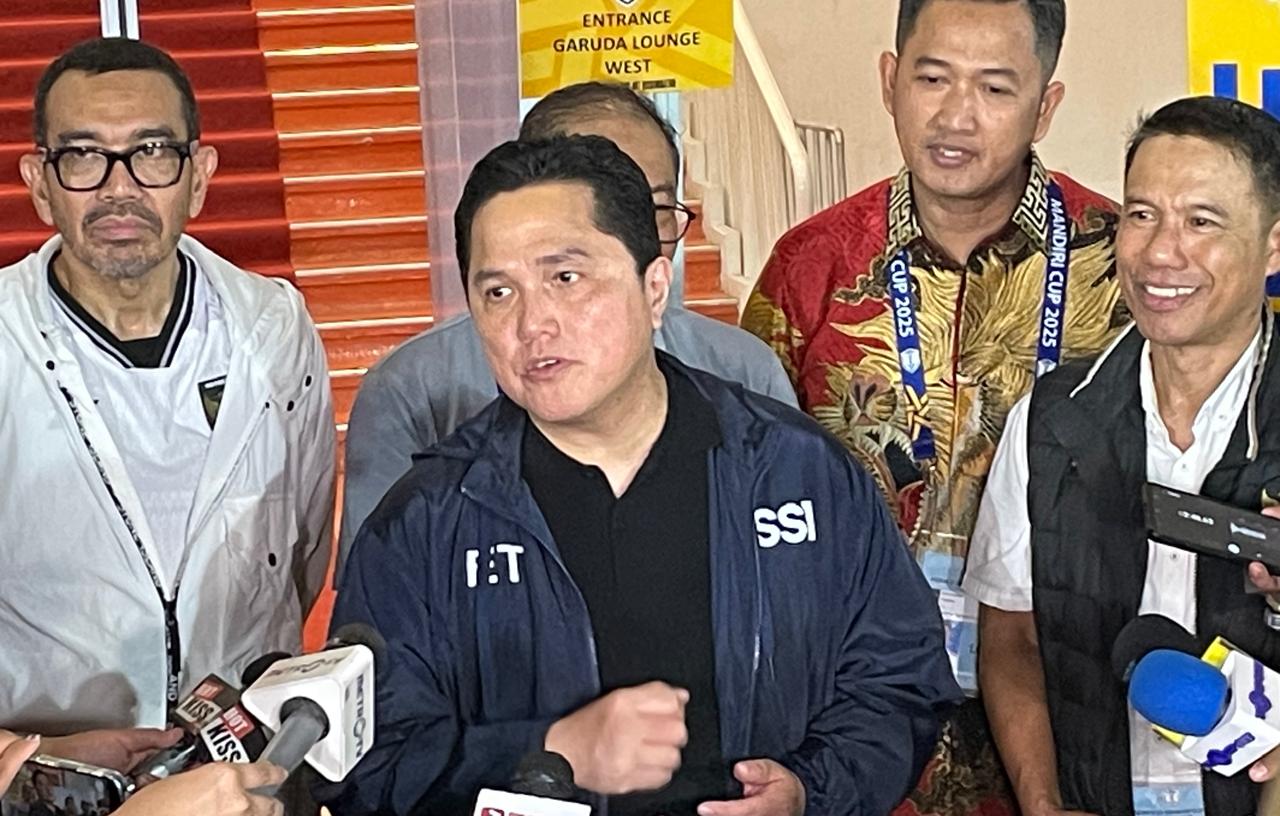 Ketua Umum PSSI, Erick Thohir (depan) usai menyaksikan langsung laga Timnas U-23 Indonesia vs Thailand U-23 di SUGBK, Jakarta, pada 25 Juli 2025. (Taufani Rahmanda/Skor.id)