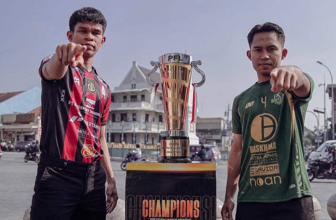 Kapten Black Steel Papua (merah-hitam) dan Bintang Timur Surabaya, Ardiansyah Nur (merah-hitam) dan Iqbal Iskandar berpose dengan trofi Pro Futsal League 2024-2025. (Instagram Pro Futsal League Indonesia/@pfl.indonesia)