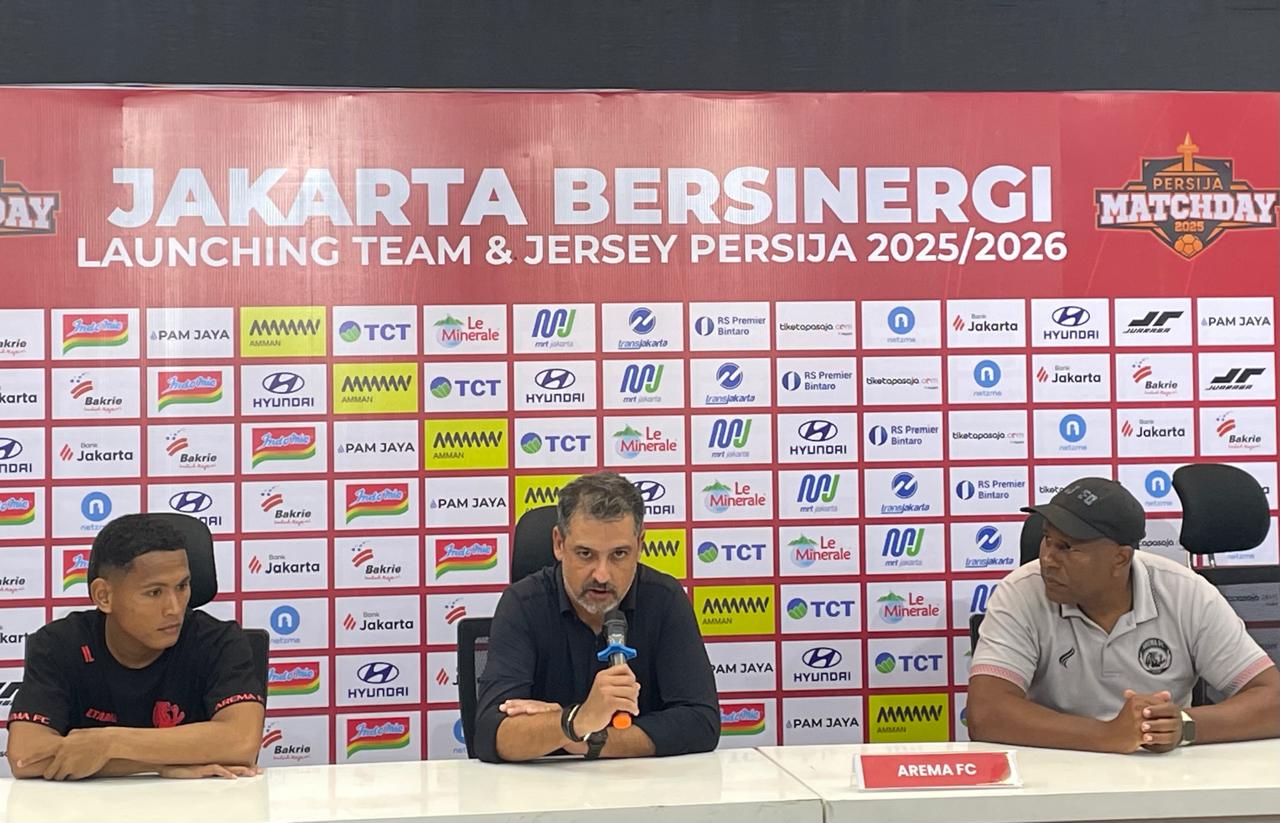 Pelatih Arema FC, Marcos Santos (tengah), bersama Iksan Lestaluhu (baju hitam lainnya) dalam jumpa pers usai lawan Persija Jakarta di JIS, Jakarta, pada 26 Juli 2025. (Taufani Rahmanda/Skor.id)