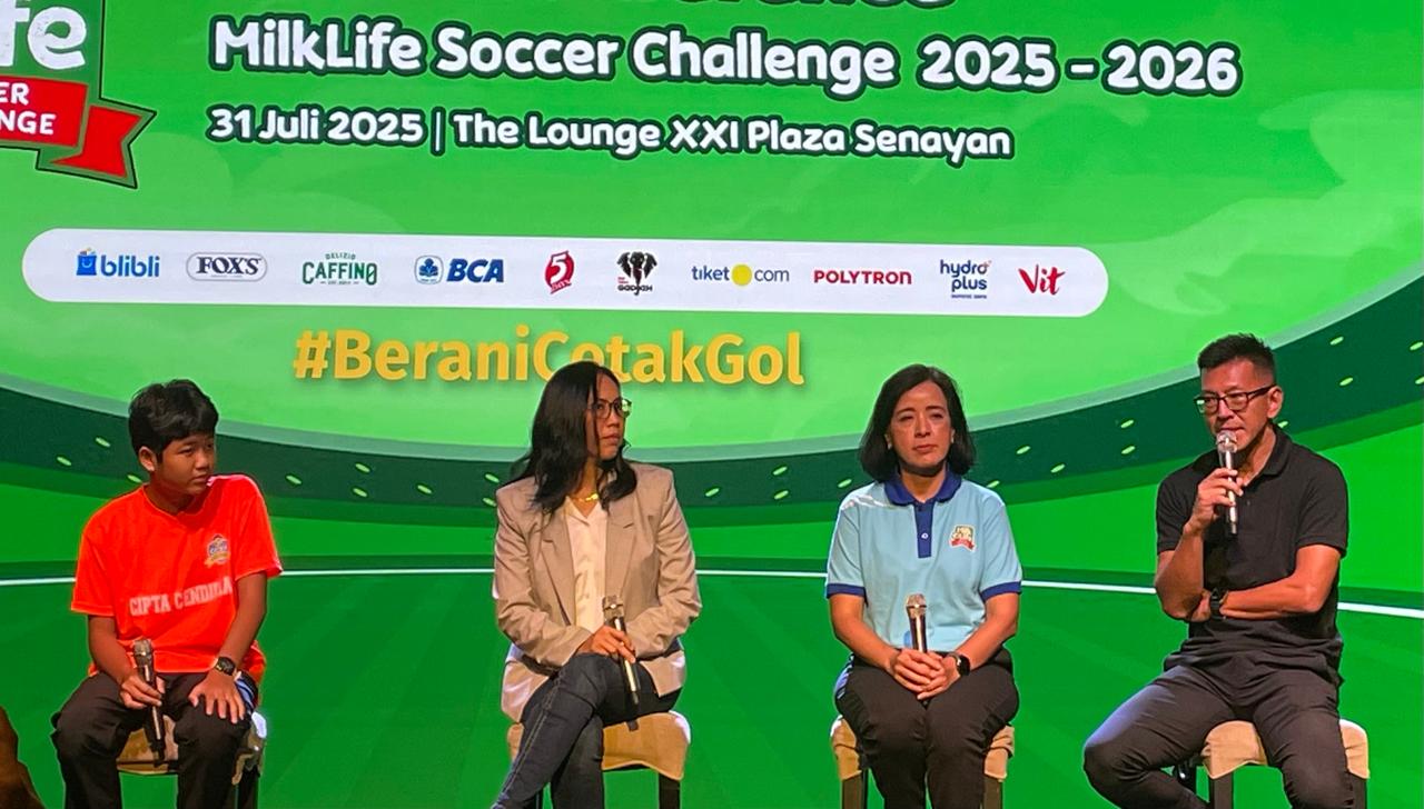Program Director MilkLife Soccer Challenge, Teddy Tjahjono (baju hitam), bicara soal MilkLife Soccer Challenge 2025-2026 pada jumpa pers di Jakarta, 31 Juli 2025. (Taufani Rahmanda/Skor.id)