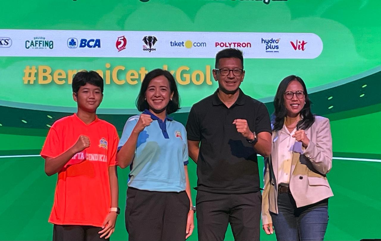 Anggota Exco PSSI, Vivin Cahyani Sungkono (baju putih), menghadiri jumpa pers penyelenggaraan MilkLife Soccer Challenge 2025-2026 di Jakarta pada 31 Juli 2025. (Taufani Rahmanda/Skor.id)