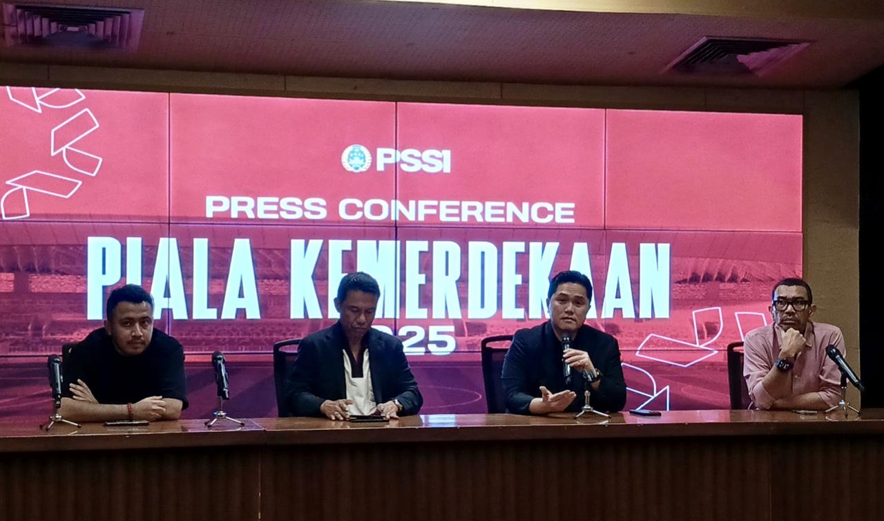 Ketua Umum PSSI, Erick Thohir (mengangkat mic), pada konferensi pers di ruang konferensi pers SUGBK, Jakarta, 31 Juli 2025. (Uut Kaharudin/Skor.id)