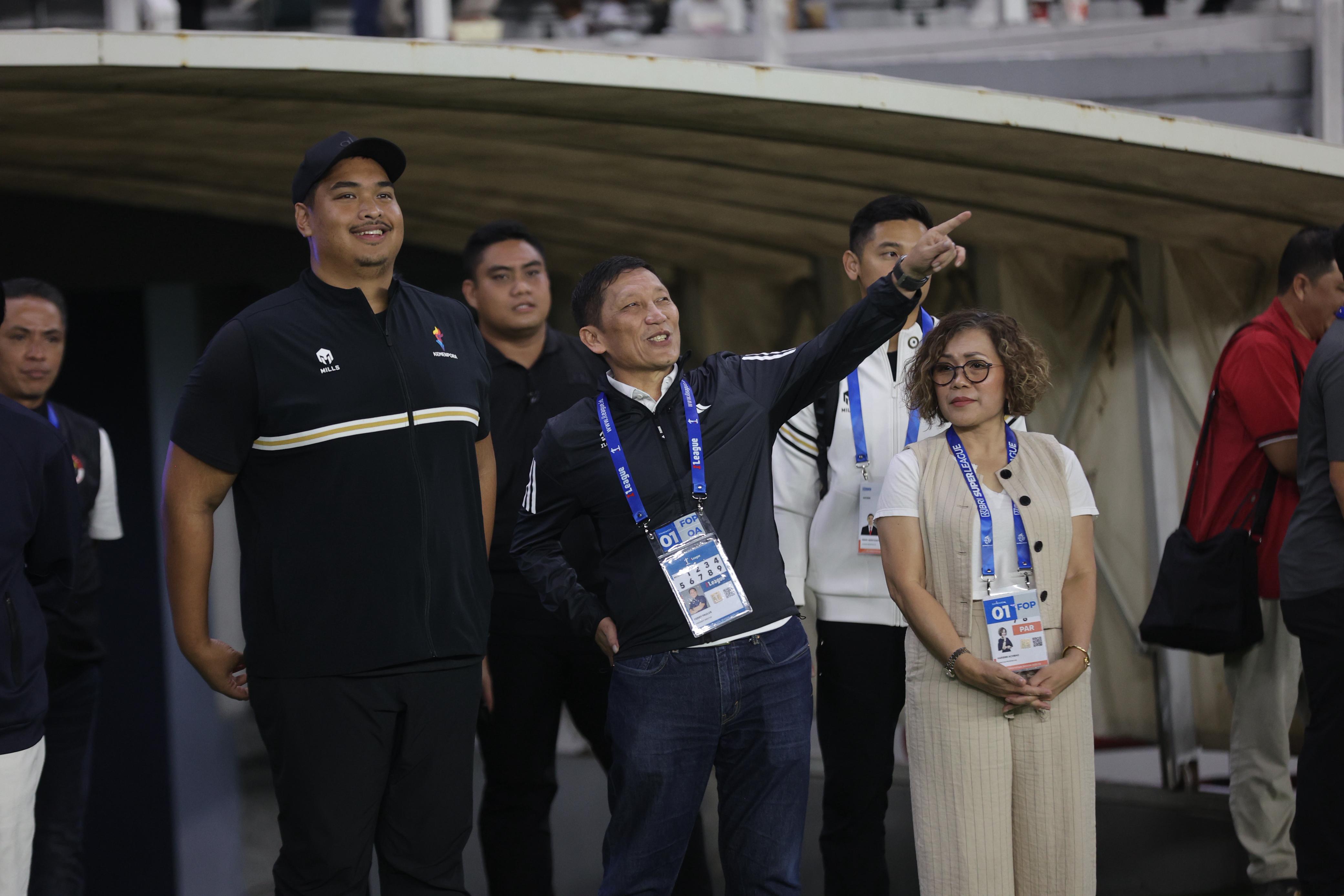 Direktur Utama I.League, Ferry Paulus (menunjuk), bersama Menpora RI, Dito Ariotedjo (bertopi), di Stadion Gelora Bung Tomo, Surabaya, pada 8 Agustus 2025. (PSSI Pers)