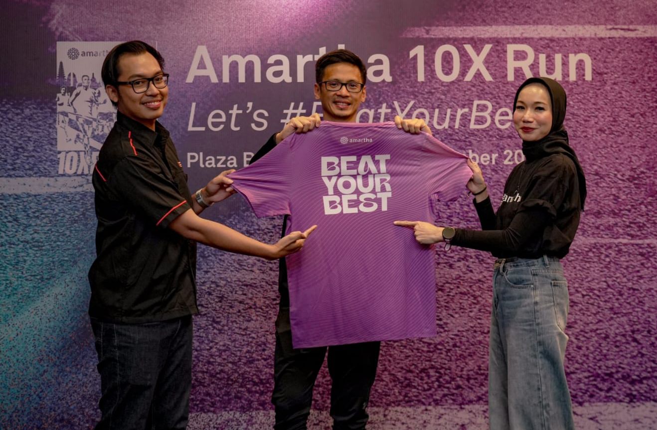 SVP Marketing & Growth Amartha, Sheldon Chuan (tengah), memamerkan jersey untuk Amartha 10X Run 2025 di Jakarta pada 12 Agustus 2025. (Istimewa)