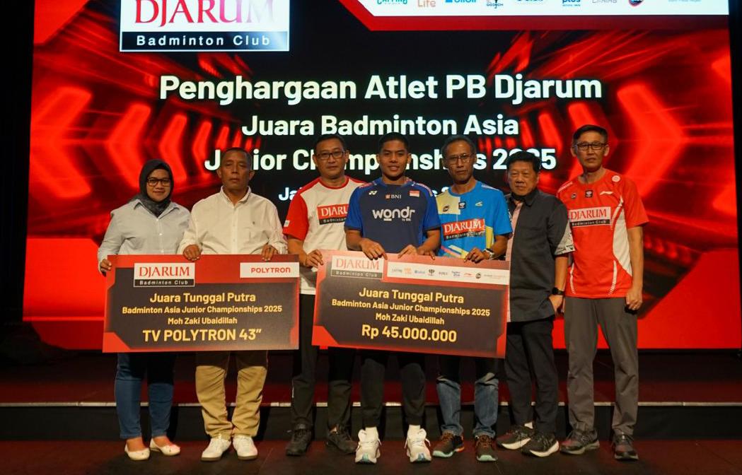 Pemberian bonus secara simbolis kepada Mohammad Zaki Ubaidillah (baju biru tua) atas prestasinya menjuarai Asia Junior Championships 2025 dari PB Djarum di Jakarta pada 13 Agustus 2025. (Istimewa)