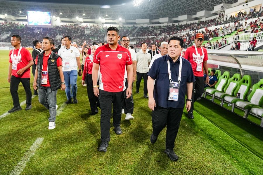 Ketua Umum PSSI, Erick Thohir (kemeja hitam), didampingi Gubernur Sumatera Utara, Bobby Nasution (jersey), di Stadion Utama Sumatera Utara, Deli Serdang saat Piala Kemerdekaan 2025, pada 18 Agustus 2025. (Media PSSI)