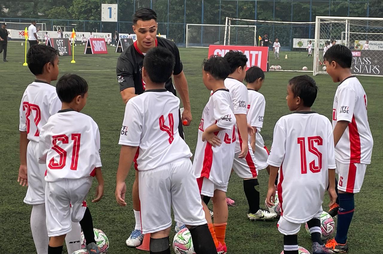 Gelandang Timnas Indonesia, Joey Pelupessy, berbagi ilmu dalam coaching clinic bertajuk Simpati Class of Stars di Pancoran Soccer Field, Jakarta, pada 9 September 2025. (Taufani Rahmanda/Skor.id)