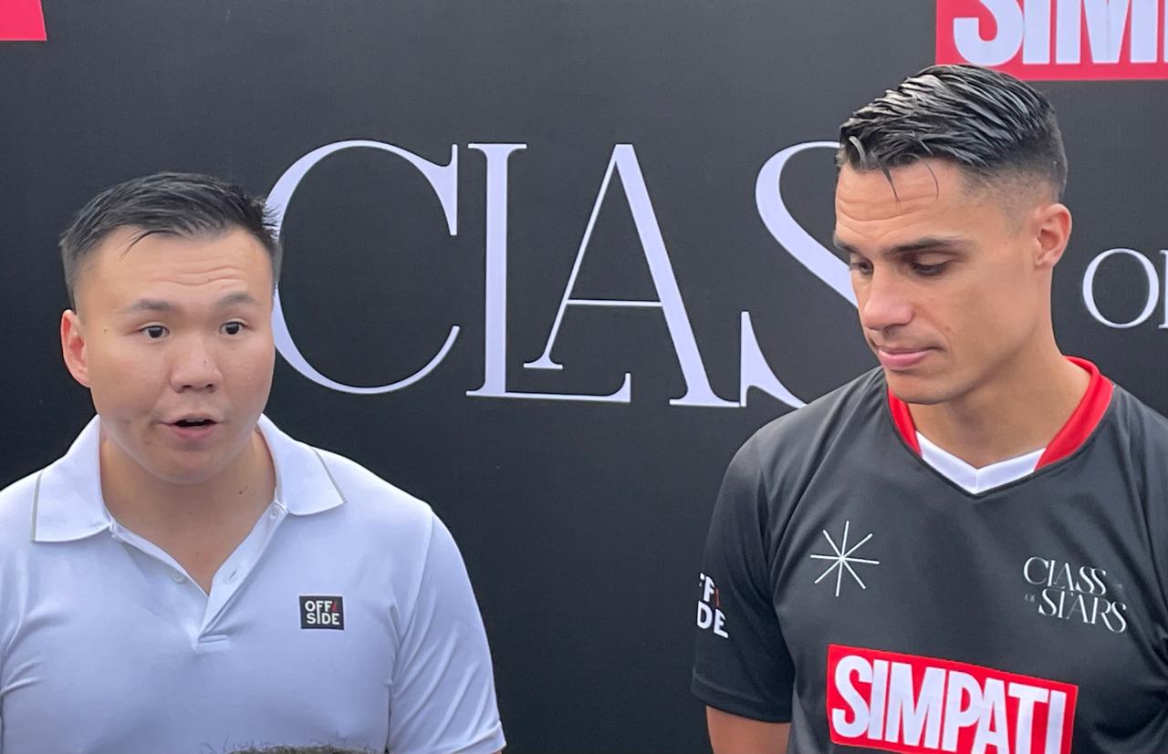 CEO Offside Corp, Gilbert Garlycia (baju putih), bersama gelandang Timnas Indonesia, Joey Pelupessy, usai coaching clinic bertajuk Simpati Class of Stars di Pancoran Soccer Field, Jakarta, pada 9 September 2025. (Taufani Rahmanda/Skor.id)