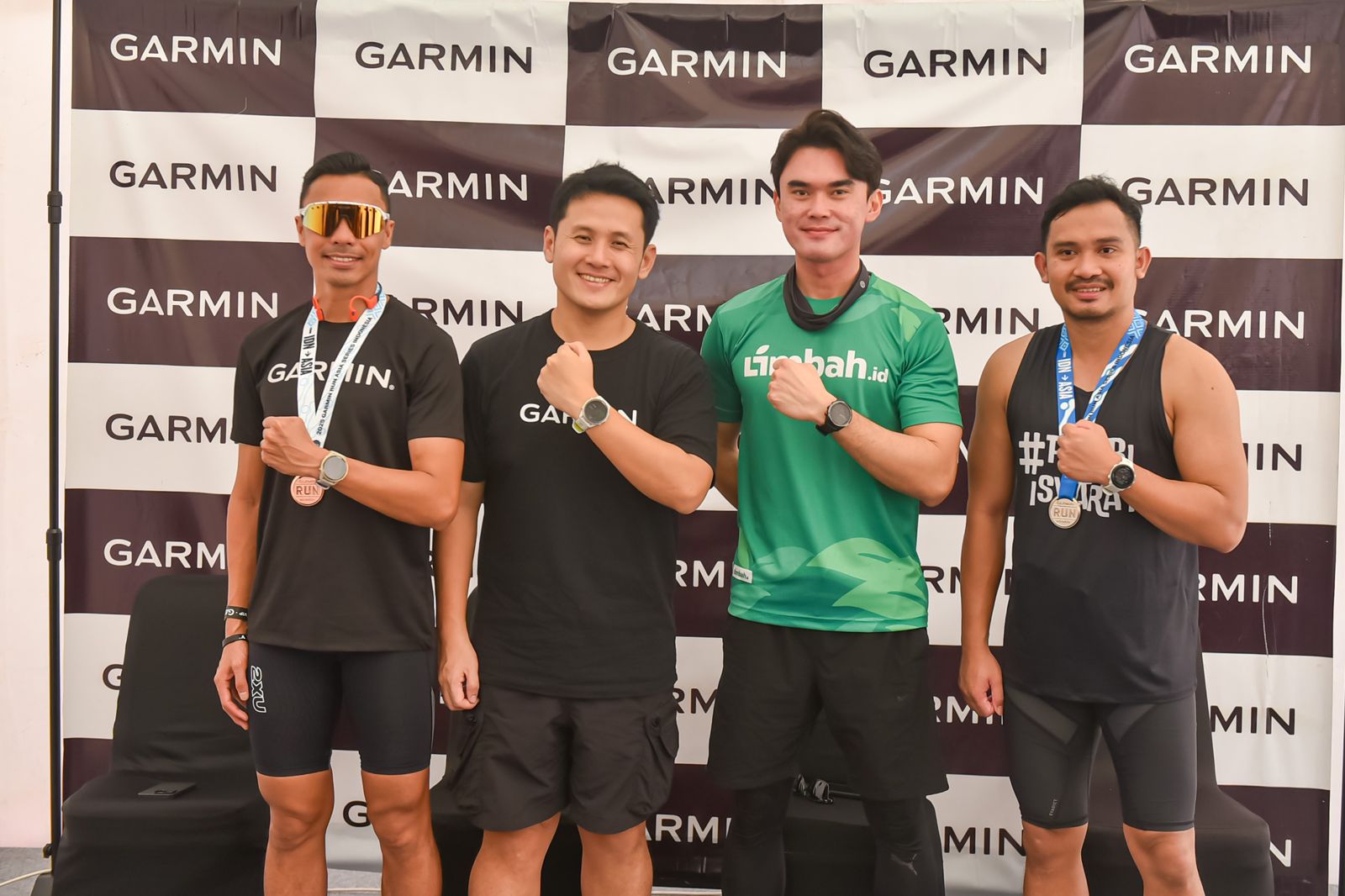 Marketing Communications Manager Garmin Indonesia Rian Krisna (kaus hitam tanpa kaca mata), CEO dan Founder Limbah.id Joseph Heru Sanjaya (hijau), dan Ricendy anggota #PelariIsyarat (singlet) di ICE BSD, Tangerang, 14 September 2025. (Istimewa)