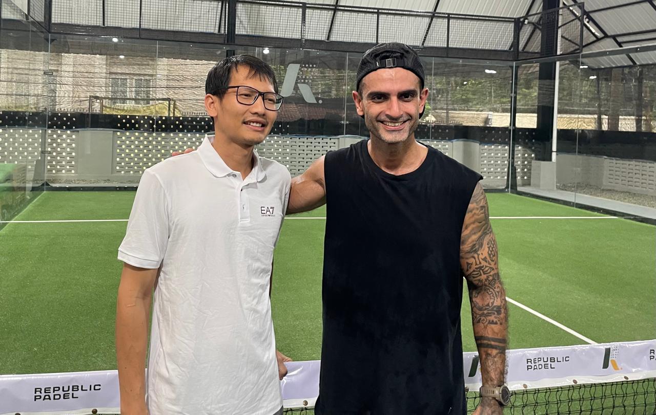 Wakil Ketua PBPI, Akash Nathani (baju hitam), bersama pelatih Timnas padel Indonesia, Okky Yonda, dalam Seleknas Padel Indonesia 2025 di Rebublik Padel Simprug, Jakarta, pada 18 September 2025. (Istimewa)