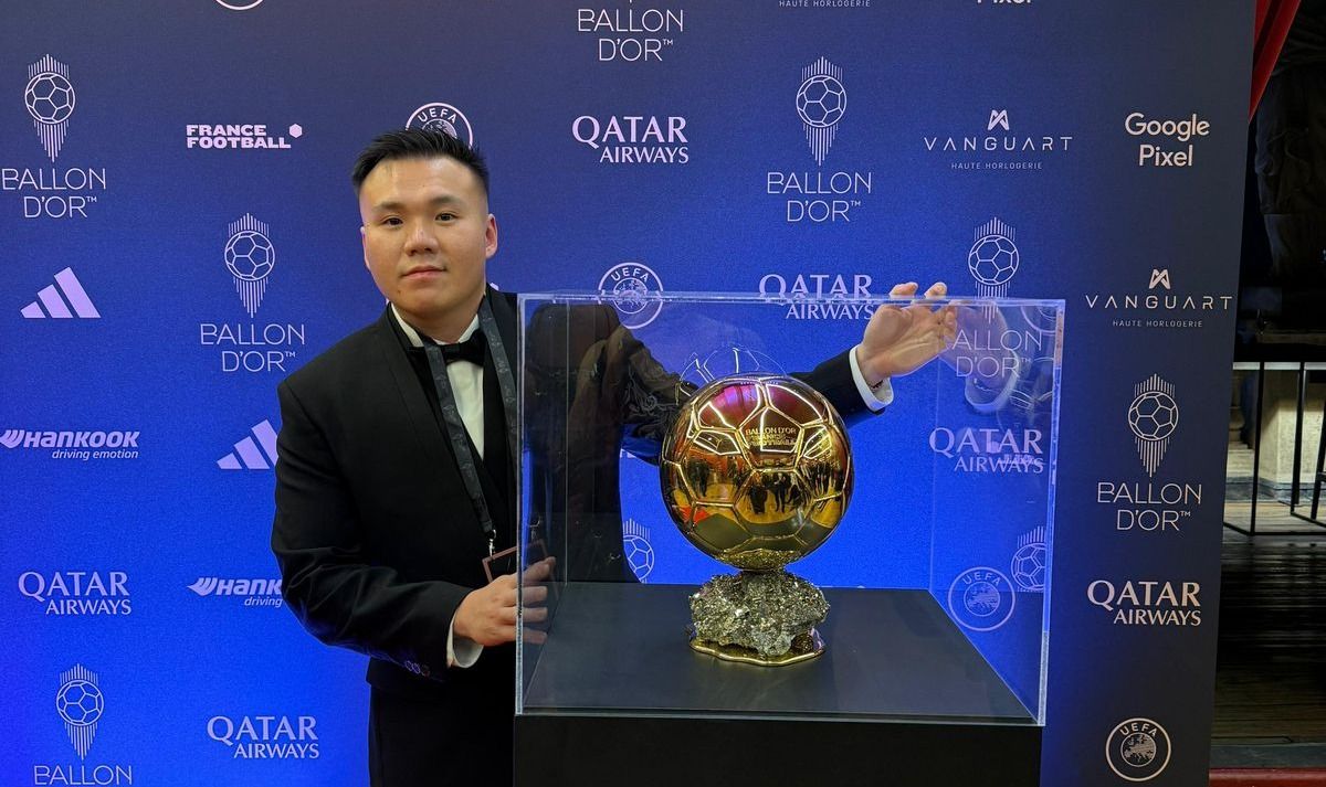 CEO Offside Corp, Gilbert Garlycia, berpose dengan trofi Ballon d'Or saat menghadiri acara Ballon d’Or Ceremony 2025 di Paris, Prancis, 23 September 2025. (Istimewa)
