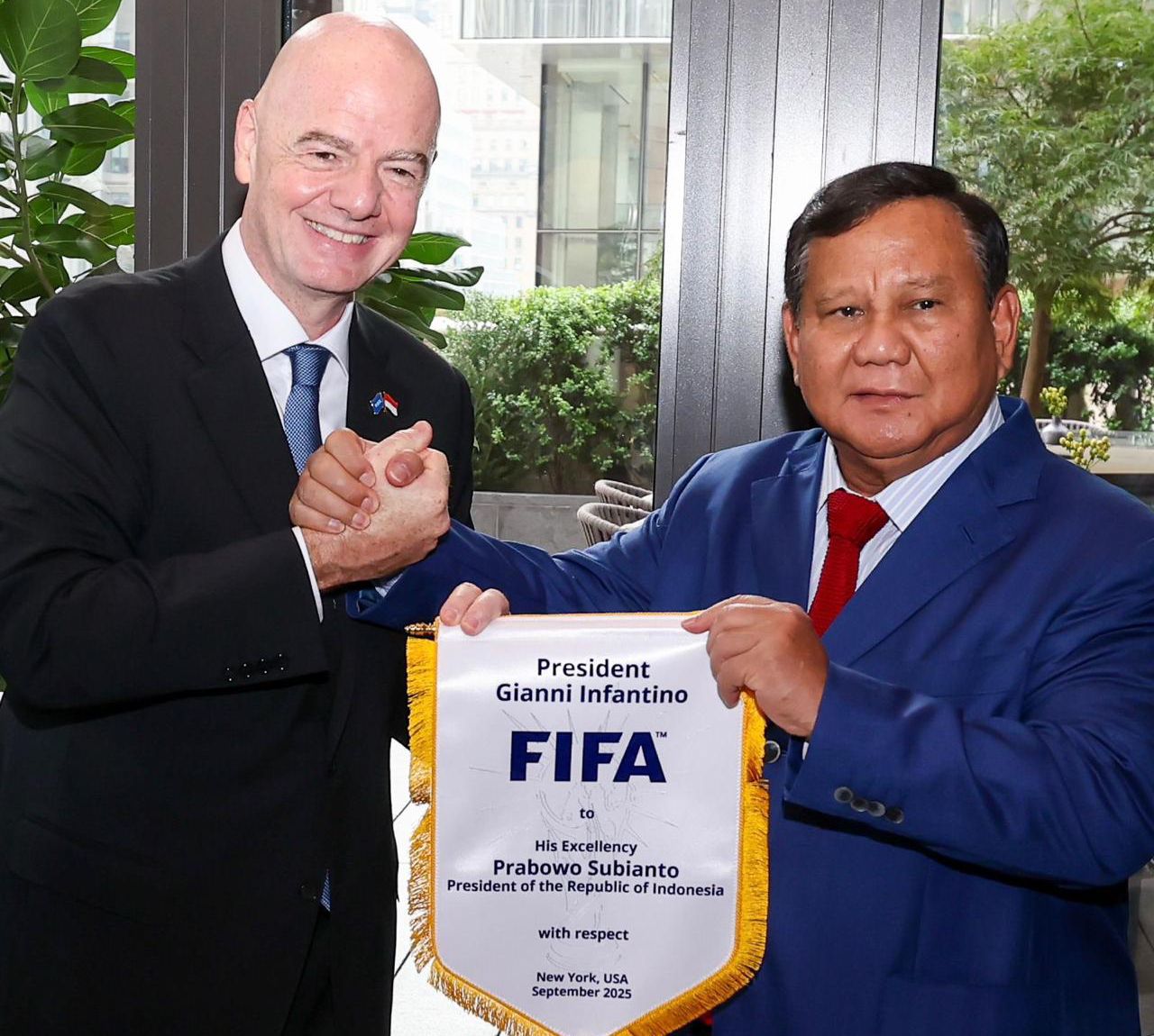 Presiden FIFA, Gianni Infantino (dasi biru), memberikan sebuah pennant kepada Presiden RI, Prabowo Subianto, dalam sebuah pertemuan di New York, Amerika Serikat pada 24 September 2025. (Istimewa)