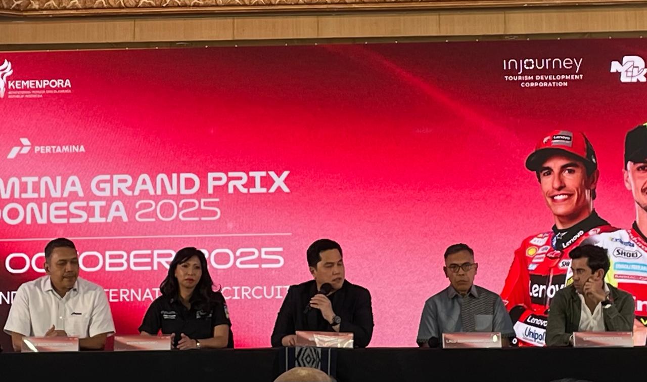Menpora RI, Erick Thohir (tengah), pada konferensi pers MotoGP Indonesia 2025 di Auditorium Kemenpora RI, Jakarta, pada 29 September 2025. (Taufani Rahmanda/Skor.id)