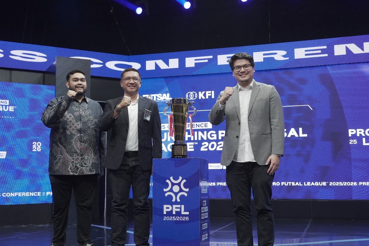 Ketua Umum FFI, Michael Sianipar (jas abu-abu), dalam konferensi pers jelang bergulirnya Pro Futsal League 2025-2026, di Jakarta pada 1 Oktober 2025. (Yogie Gandanaya/Skor.id)