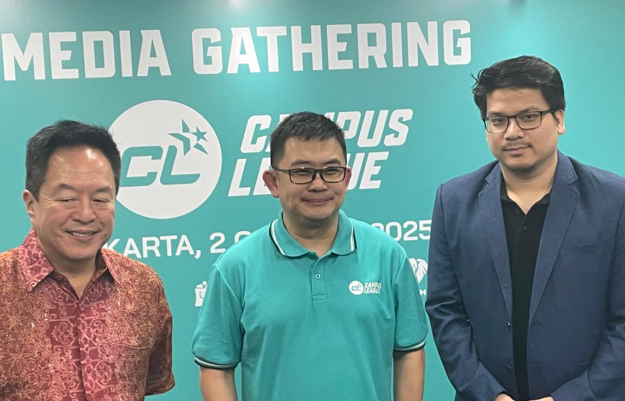CEO Campus League Ryan Gozali (tengah), bersama Ketua Umum FFI Michael Sianipar (berjas), dan Direktur Utama PT Djarum Victor Hartono, dalam acara Media Gathering di Jakarta pada 2 Oktober 2025. (Taufani Rahmanda/Skor.id)