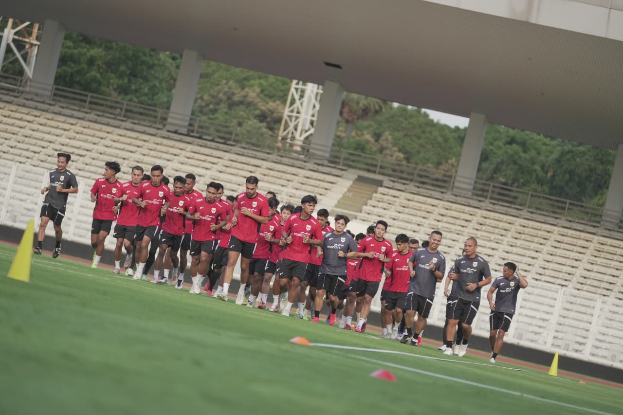 Timnas U-23 Indonesia menjalani latihan perdana dalam persiapan menuju SEA Games 2025, bertempat di Stadion Madya, Jakarta, pada 3 Oktober 2025. (Yogie Gandanaya/Skor.id)
