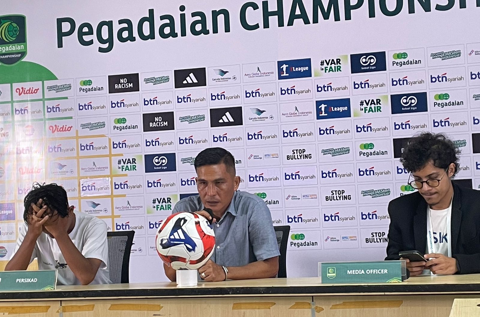 Pelatih Persikad Depok, Ridwan Saragih (tengah), pada jumpa pers usai lawan PSPS Pekanbaru di Stadion Pakansari, Bogor, 4 Oktober 2025. (Taufani Rahmanda/Skor.id)