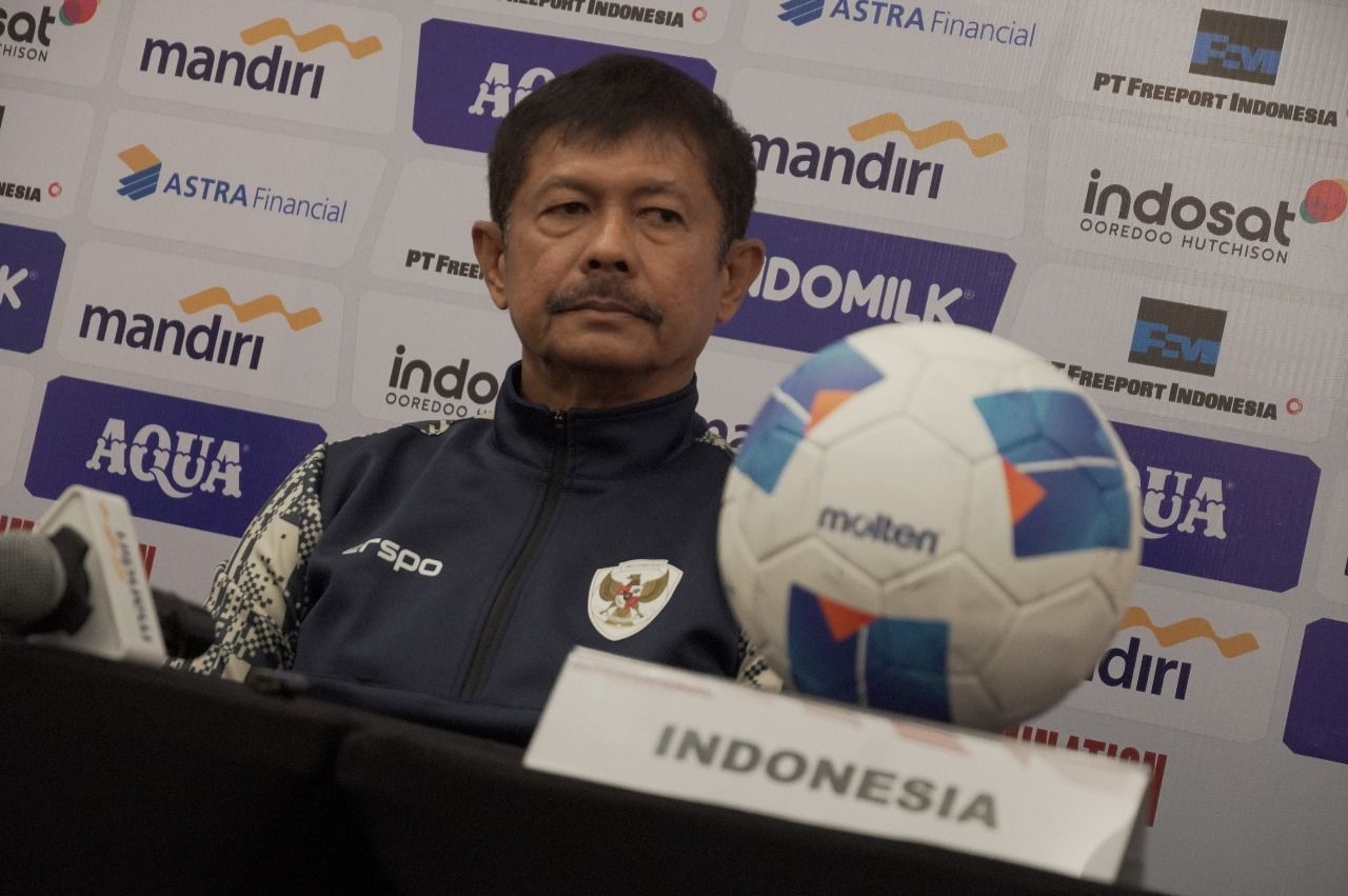 Pelatih Timnas U-23 Indonesia, Indra Sjafri, dalam jumpa pers jelang laga uji coba melawan India U-23 di Jakarta pada 9 Oktober 2025. (Yogie Gandanaya/Skor.id)