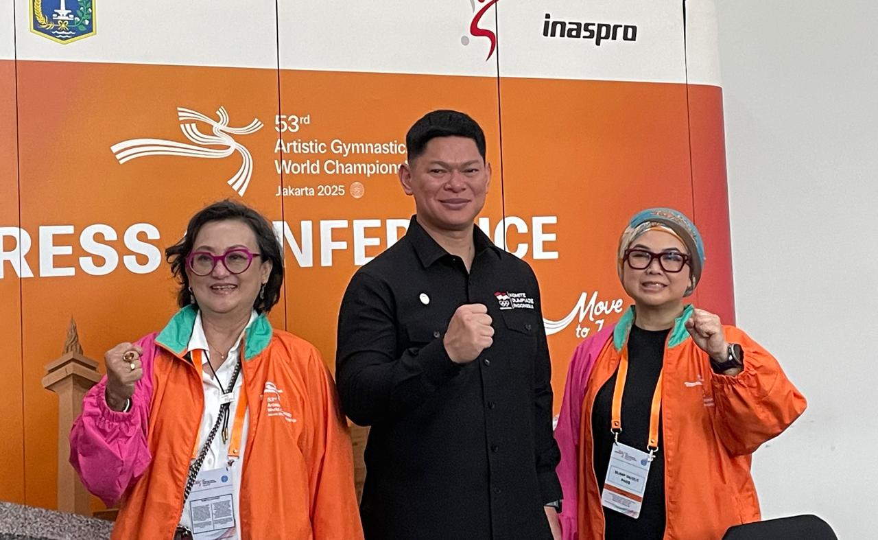 Ketua Umum dan Sekjen FGI, Ita Yuliati Irawan dan Sri Sundari Kencana Ayu (rambut pendek), bersama Ketua NOC Indonesia Raja Sapta Oktohari, pada jumpa pers di Indonesia Arena, Jakarta, 10 Oktober 2025. (Taufani Rahmanda/Skor.id)