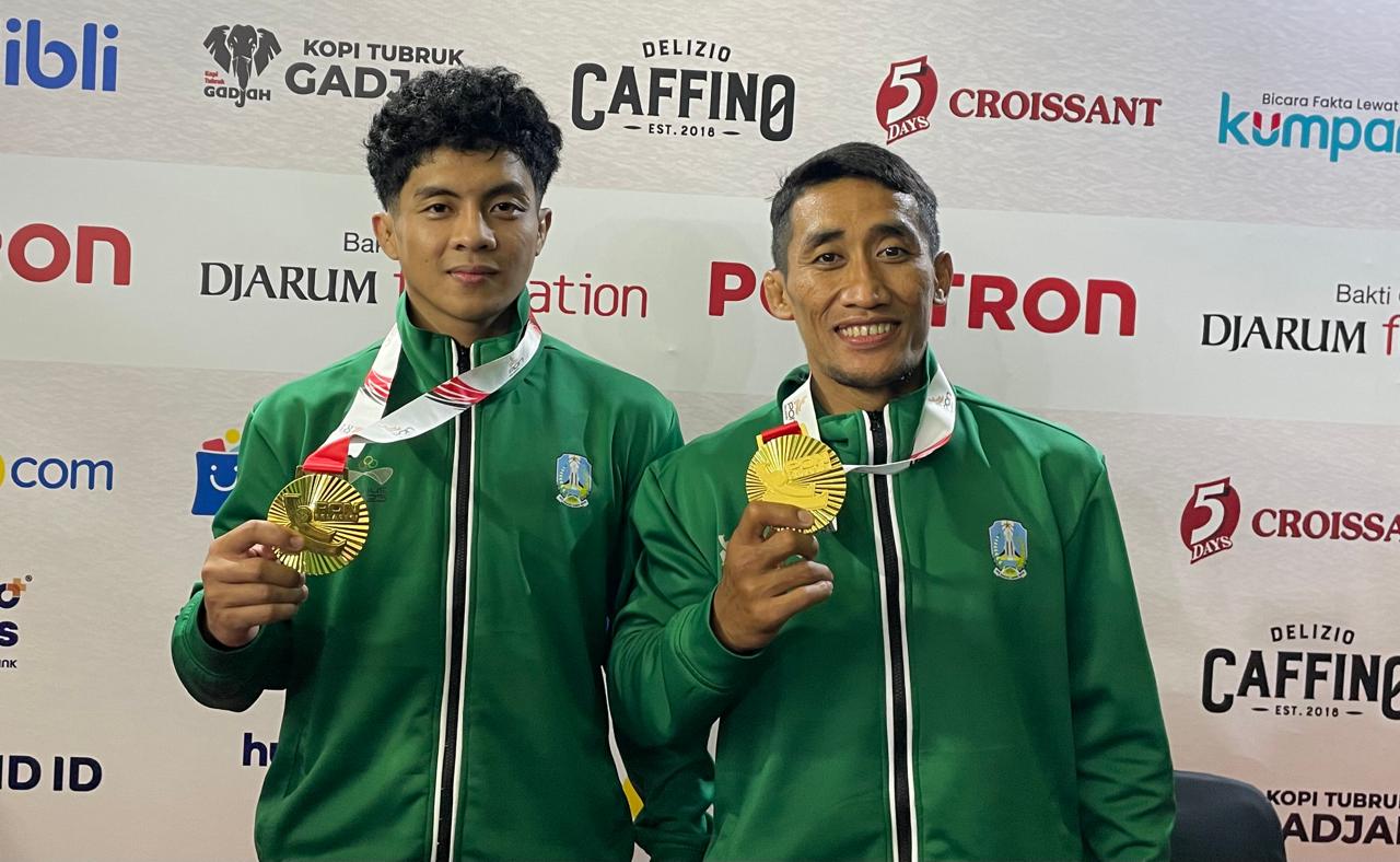 Pegulat Jawa Timur, Ramadhani Noverico dan Hasan Sidik (lebih pendek), meraih medali emas pada PON Bela Diri 2025 di Djarum Arena, Kudus, pada 13 Oktober 2025. (Istimewa)