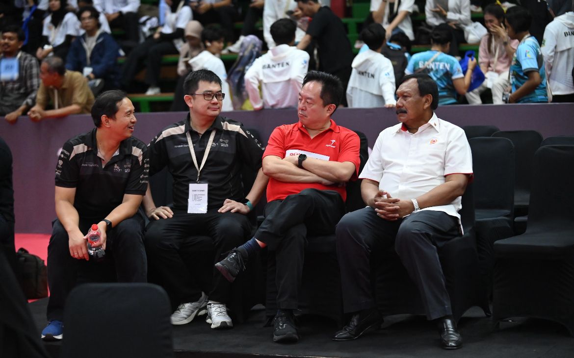 Presiden Direktur Djarum Foundation, Victor Hartono (baju merah), bersama Wakil I Ketua Umum KONI Pusat, Suwarno (putih), saat PON Bela Diri 2025 di Djarum Arena, Kudus, pada 14 Oktober 2025. (Istimewa)