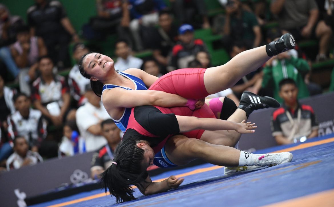 Atlet asal Jawa Timur, Varadisa Septi Putri (baju biru), pada cabang olahraga gulat PON Bela Diri 2025 di Djarum Arena, Kudus, 15 Oktober 2025. (Istimewa)