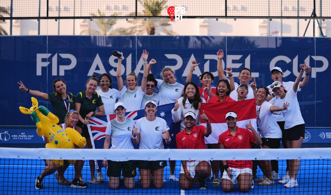 Timnas padel Indonesia kategori perempuan atau Timnas padel putri Indonesia berfoto bersama skuad Australia usai bertanding pada FIP Asia Padel Cup 2025 atau Piala Asia Padel 2025 di Doha, Qatar, 20 Oktober 2025. (Dok. PBPI)