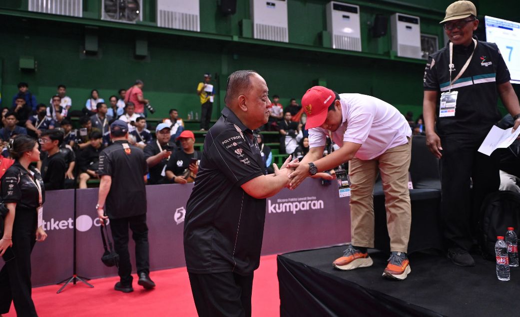 Ketua Umum KONI Pusat, Marciano Norman, saat meninjau pelaksanaan PON Bela Diri 2025 di Djarum Arena, Kudus, 21 Oktober 2025. (Media PON Bela Diri 2025)