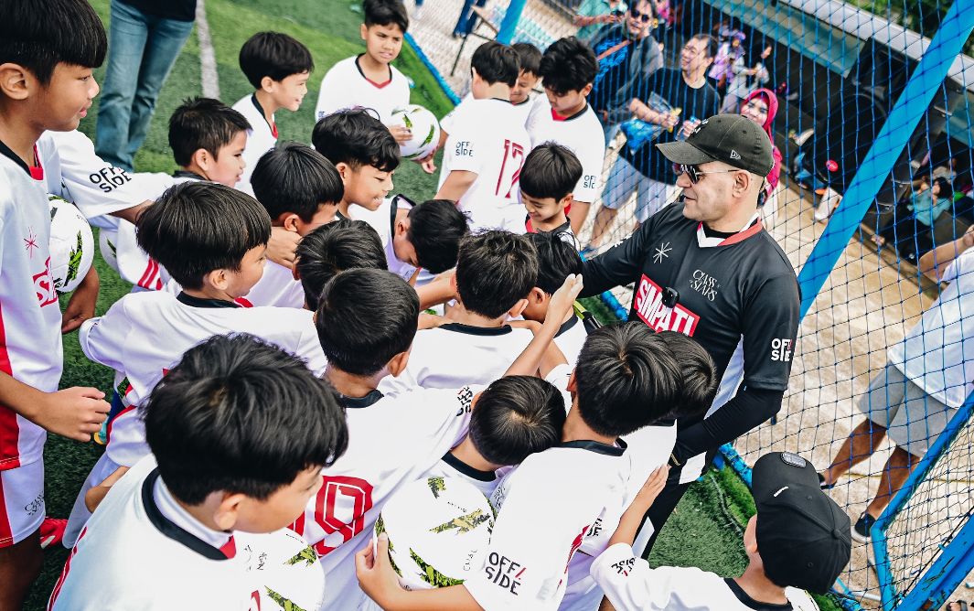 Cristian Gonzales berbagi ilmu kepada para pesepak bola muda dalam Simpati Class of Stars yang digelar Offside Corp di Tangerang pada 25 Oktober 2025. (Dok. Offside Corp)