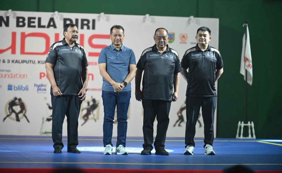 Ketua Panpel PON Bela Diri 2025 Ryan Gozali (ujung sepatu putih), bersama Ketua KONI Pusat Marciano Norman (tengah sepatu hitam), dan Bupati Kudus Sam'ani Intakoris (baju biru), di Djarum Arena, Kudus, 26 Oktober 2025. (Dok. PON Bela Diri 2025)