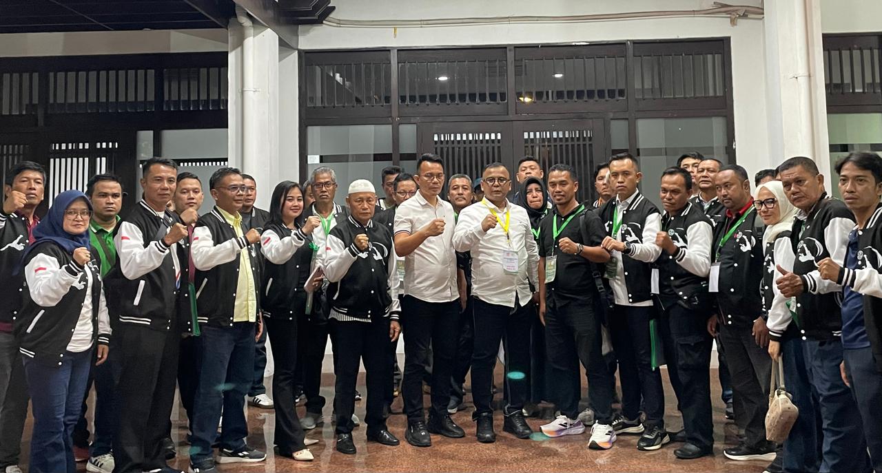 Ketua Pengprov PSTI Riau, Rudianto Manurung (baju putih lengan panjang), bersama pendukungnya sebagai calon Ketua Umum PB PSTI dalam Munaslub PB PSTI 2025 di Kantor KONI Pusat, Jakarta, pada 1 November 2025. (Taufani Rahmanda/Skor.id)