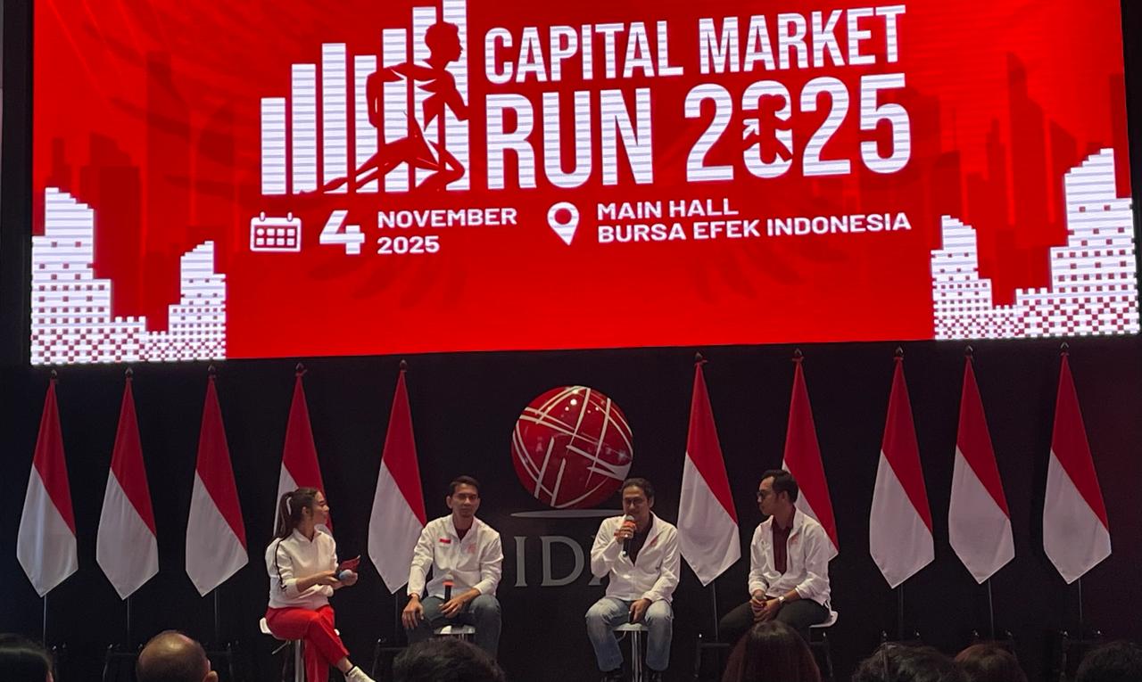 Direktur KPEI sekaligus Ketua Panitia HUT ke-48 Pasar Modal Indonesia, Antonius Herman Azwar (bicara dengan mic), pada konferensi pers Capital Market Run 2025 di Main Hall Bursa Efek Indonesia, Jakarta, 4 November 2025. (Taufani Rahmanda/Skor.id)